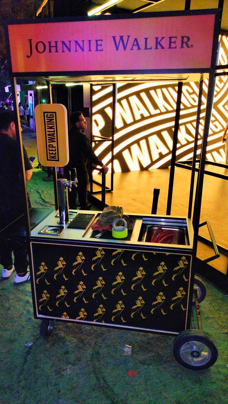 Carrito móvil adaptado para dispensación de bebidas