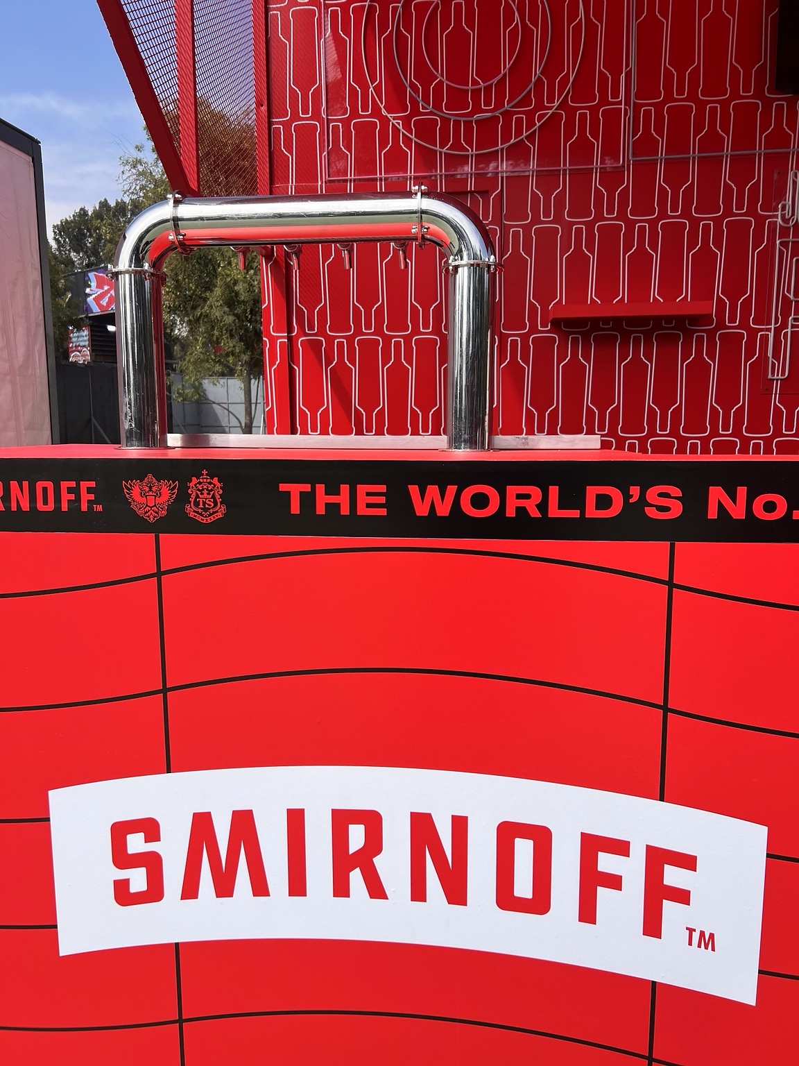 Detalle de grifo en una barra Smirnoff