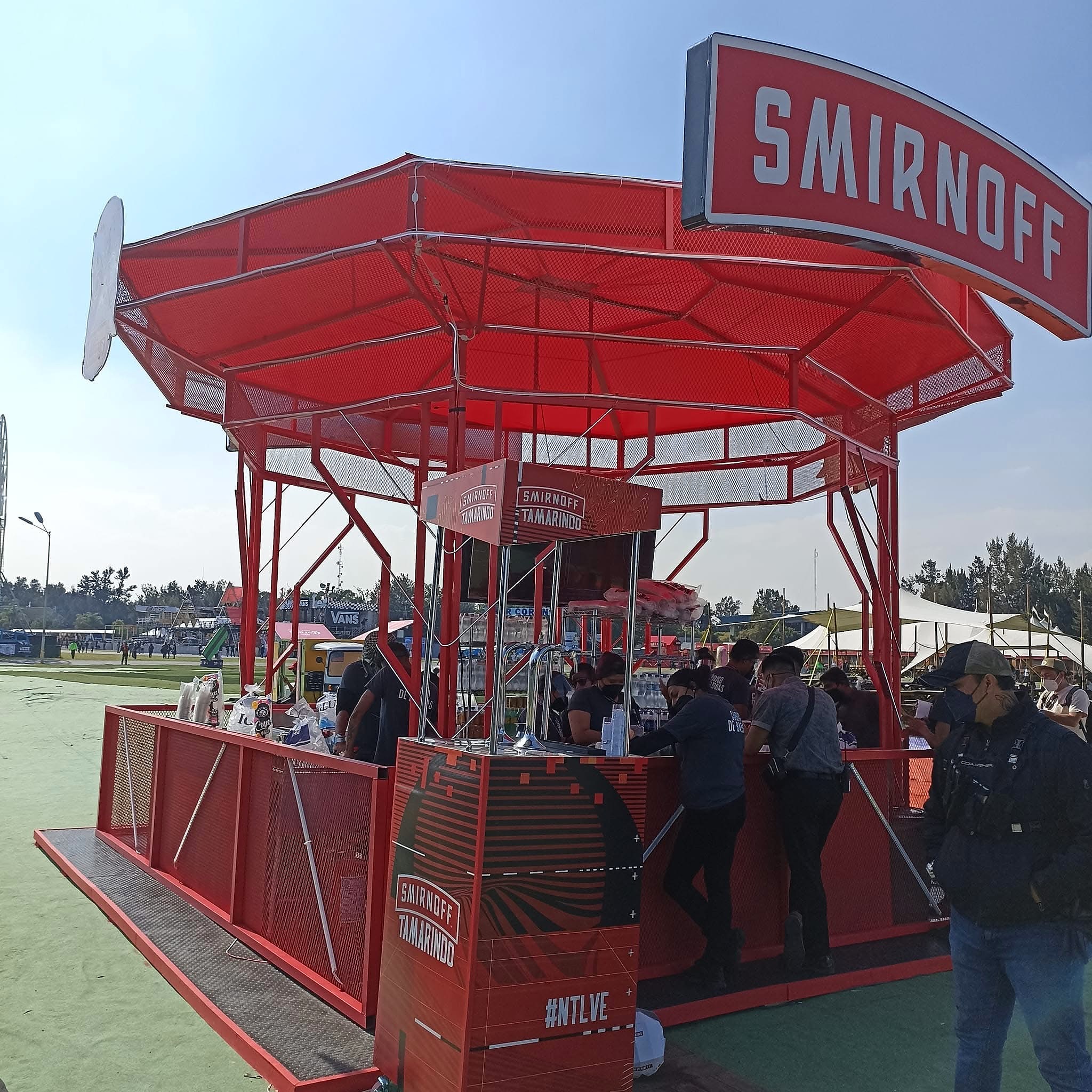 Pabellón Smirnoff con barra de coctelería de barril