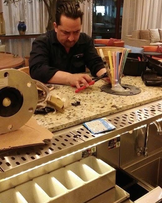 Especialista Metteya preparando una barra de dispensación